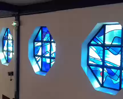028 Côté nord, les vitraux bleus de la chapelle